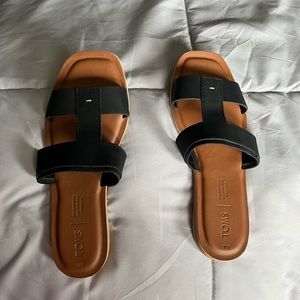 Tom’s Seacliff Genuine Leather Square Toe Slide On Sandal Black. Size 8